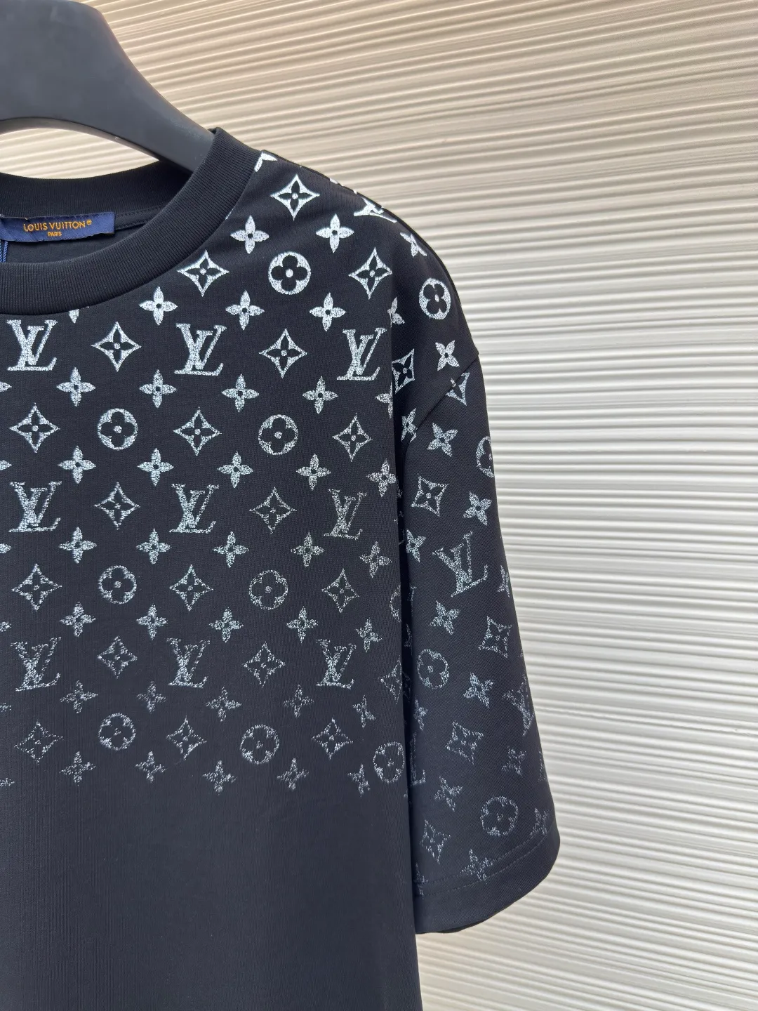 LOUIS VUITTON Gradient presbyopic T-shirt ●Authentic product: Purchased and developed by 8450 ●Item number: 1680207-A10 ●Fabric: refined sulfur cotton fabric ●Technology: printing production ●Version: fitted version ●Weight: about 305 grams ●Size: XS-S-M-L ●Description: The fabric is made of 32s double-ply combed cotton compact siro-spun yarn, matched with 1*1 flat knitted cotton thread. The entire garment's front and rear panels, left and right sleeves, are printed with Kornit white ink digital direct injection. The first draft is made based on the Y-plate scanned pattern, and the clarity of the first draft is corrected by hand to ensure that the printed flower pieces have a gradient and orderly visual effect. The overall wiring is straight and delicate, the fabric is comfortable and soft, and the color is consistent without color difference. It can be matched with the same style to create a fashionable look and control various occasions. Customized accessories, complete with three standards, same style for men and women!
